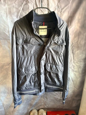 Moncler cardigan  - Sjukt snygg jacka perfekt till Våren/Hösten🤩 Jackan är i storlek 4/M📏Ända negativa är att inner fickans dragkedja inte funkar men går att lösa lätt✅