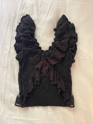 Stickat linne med volanger  - Från Zara. Linnet är i stickat material och volangerna är i spets. I åtsittande modell, super smickrande! Helt utsåld på Zara. Sparsamt använd.