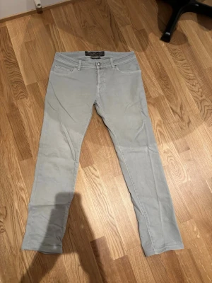 Jacob Cohen Jeans - Jacob Cohen Jeans grå, blivit för små men har hållit i väldigt bra skick, sitter som storlek w31