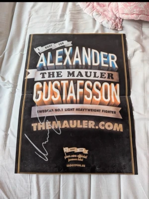 Signerad Alexander Gustafsson poster - Säljer en signaterad poster av Alexander Gustafsson, ni ser skicket själva. Skulle säga rätt bra skick. Pris kan diskuteras lite.