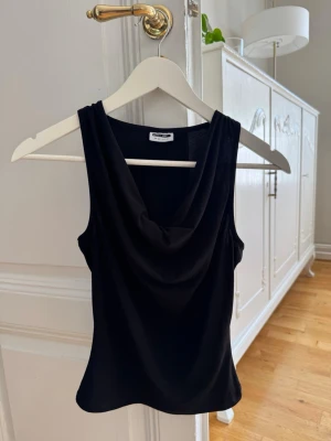 Svart linne - Svart linne med urringning från Vero Moda