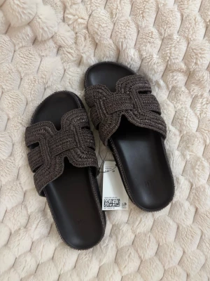 Sandaler/tofflor H&M - Slutsålda på hemsidan. Storlek 37. Nypris 450kr!