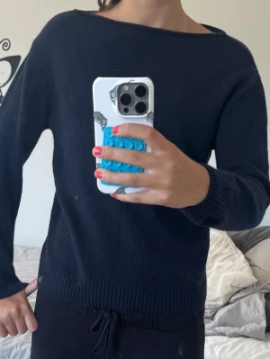 Mörkblå stickad tröja med båtringning - En enkel och stilren mörkblå stickad tröja med rund halsringning och långa ärmar från subdued. Storleken är one size men jag skulle säga att den ungefär sitter som S. Köpt för 632.
