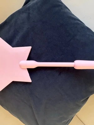 Fairy wand for credit card Rosa  - Säljer en söt rosa trollstav i plast med en stor stjärna på toppen. Perfekt som accessoar till maskerad, cosplay eller prinsessutklädnad. Lätt att hålla i och ger en magisk känsla till din outfit.