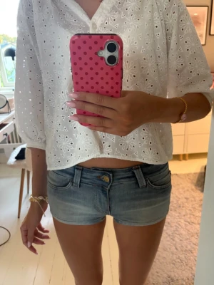 Ljusblå denimshorts med låg midja - Säljer ett par ljusblå denimshorts med låg midja. Shortsen har en tight passform. De har en enkel knappstängning💞 De är i storlek 26, jag bär vanligtvis xs/s💞