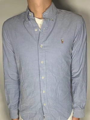 Ralph lauren skjorta - Säljer en riktigt snygg och trendig Ralph lauren skjorta i fint skick, storlek M, vid frågor är det bara att skriva //Gramenti