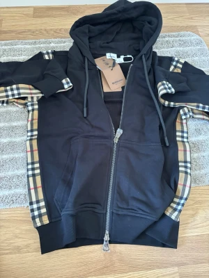 Burberry Kofta - Helt ny kommer med original påse och tag. 