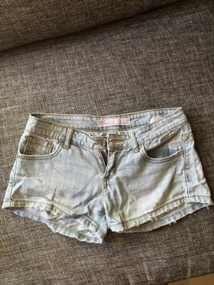 Ljusblå jeansshorts från Farfallina - Använda ett fåtal gånger, jättefina💕