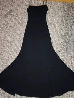 Elegant_Vintage_Klänning-med äkta mink päls! - En extremt fin och elegant klänning med päls detaljer. Klänning är från märket Orna Farho vilket är ett exklusivt och etablerat märke från Paris. Klänningen är också tillverkad i Frankrike. Denna klänningen skriker 1980/1990 tal och kräver ens uppmärksamhet när man ser den i verkligheten.   Klänning är i princip i nyskick och enbart använd ett fåtal gånger.  Den är lite mindre i storlek, skulle uppskatta den att passa S till M.  Material: 81% acetate 19% polyester. Päls: 100% Vison (mink päls).