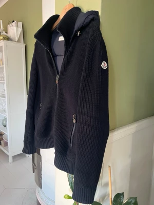 Moncler tricot cardigan  - Säljer nu min riktigt feta Moncler Maglione Tricot cardigan i storlek S. Den har inga defekter och NFC scan funkar. Cardiganen är i färgen mörkblå vilket är en riktigt skön färg. Tveka inte på att kontakta vid frågor!