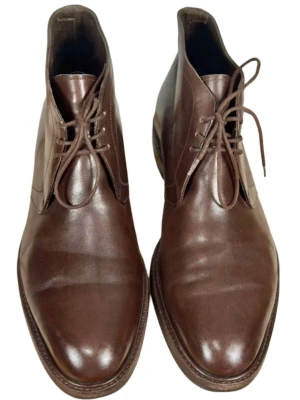Chuccas ifrån Meermin (Stl. 9UK, 43)  - Var redo till hösten! Snygga bruna kängor ifrån Meermin i fint läder och Goodyear konstruktion med snörning och stilren design. Skorna har en klassisk form med rundad tå och låg klack, perfekta för dig som gillar tidlös stil. Passar till både jeans och chinos för en clean look. I storlek 9UK vilket motsvarar 43. 