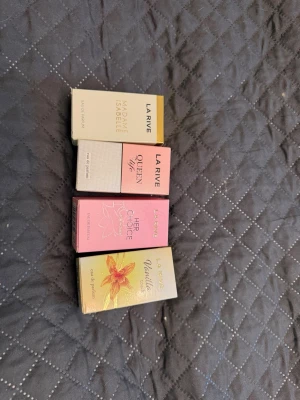 Fyra parfymer från La Rive - Säljer fyra olika parfymer från La Rive: Madame Isabelle, Queen of Life, Her Choice och Vanilla Touch. Flaskorna är små och har olika färger på vätskan, från ljusrosa till bärnsten. Förpackningarna är i pastellfärger med elegant design. Endast testade.