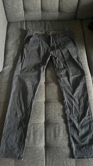 Marin blå chinos med raka ben - Snygga marin blå chinos med klassisk passform och raka ben. Byxorna har sidofickor fram och två bakfickor. Tillverkade i ett mjukt och lätt material som ger en skön känsla hela dagen. Perfekta för en stilren och avslappnad look.