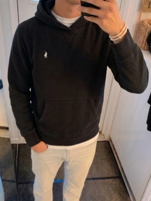 Svart Ralph Lauren skjorta  - Fint skick! Passar ca 160 cm  Hör av dig vid frågor! 