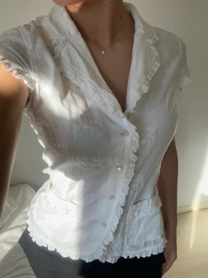 Sommar topp  - Jätte söt skjorta/blus med knappar. Storlek 38 men är mindre 