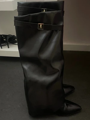 Svarta boots - As snygga svarta boots med guldiga detaljer i storlek 38. Använda 1-2 gånger🩷