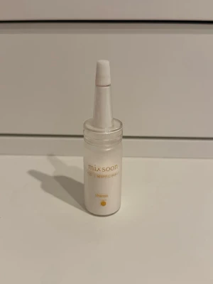 Toner - TikTok viral Vitamin C puder från Mixsoon som du använder sist i hudvårdsrutinen. Vitamin C pudret gör hudens utseende jämnare, gör den ljusare och ger huden lyster. Går ut 2027 (se sista bild).