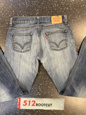 Vintage levis 512 bootcut jeans - Säljer ett par feta vintage bootcut levis 512 jeans med snygg fade och passform. Tyvärr lite långa för mig (173). Hör av dig vid fundering😄
