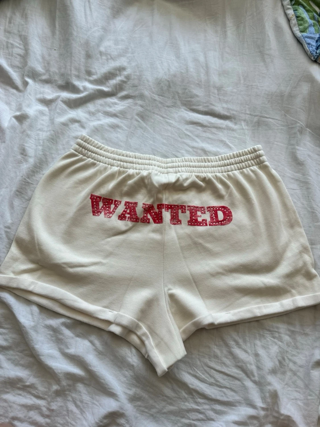Vita shorts med röd text och cowboy-boot från Pink - 2