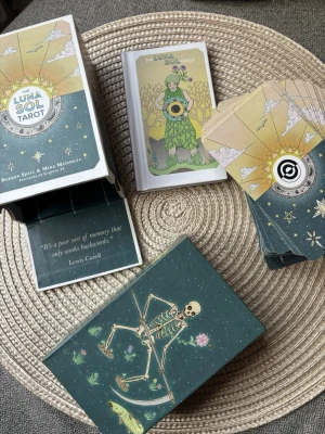 The lunasol tarot - I perfekt och nyskick, aldrig använt bara tittat på korten , guidebook medföljer.   Nypris i affär: 259kr   Varan finns på andra ställen då jag vill sälja det så fort som möjligt , vid frågor tveka inte på att höra av er ❤️