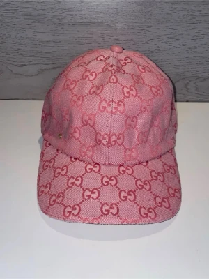Rosa gu((i keps  - Helt ny rosa gu((i keps aldrig använt.