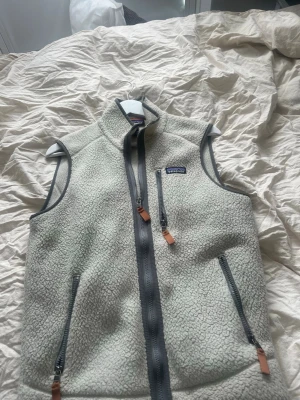  Patagonia vest beige  - Mysig fleeceväst från Patagonia i storlek S, i fint skick! Skriv om du har fler frågor 