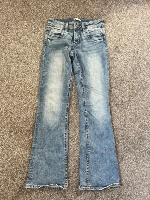 Ljusblå bootcut jeans - Snygga ljusblå bootcut jeans från gina tricot. Använda några gånger men ser ut som nya. Säljer för att de inte kommer till användning💕Nypris 299kr 
