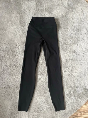Träningstights - Säljer ett par svarta träningstights från h&m. De är i nyskick, tvättade en gång men aldrig använda. Storlek xs🩷