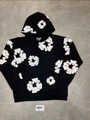 Svart denim tears hoodie  -  Säljer en snygg Denim tears hoodie. Då då var jag köpt en ny i en annan färg. Den är i storlek medium men passar ä även large. Den är helt oanvänd. Hör av er om ni har frågor. MVH 