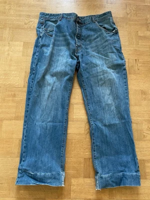 Zoo York Jeans - Baggy Zoo York jeans. Bra skick men uppsydda och lite fransiga därbak. Mått: 102 cm midja, 102 cm längd.