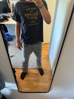 G-star Raw jeans - Säljer ett par G-star Raw Tripple A Regular Straight jeans. Använda ett fåtal gånger (aldrig tvättade). Bild 5 visar en knapp som trillat av på höger sida, utöver det är dem i nyskick. Till skillnad från andra G-star modeller så är denna något bredare i benen. Strl på jeansen är 29/30. 