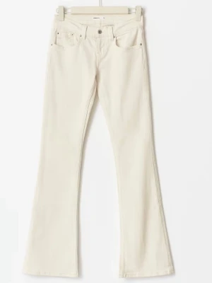 Vida benvita jeans med utsvängda ben - Snygga benvita jeans med utsvängda ben och klassisk femficksmodell. Jeansen har hög midja och är tillverkade i ett stretchigt denimtyg som ger en bekväm passform. Perfekta för dig som gillar en trendig och avslappnad stil.
