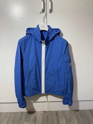 Moncler windbreaker  - Moncler brize windbreaker storlek 2/m, mycket fint skick som ny använd 5 gånger, slutsåld modeller överallt svår att få tag på, vid funderingar hör av er. 