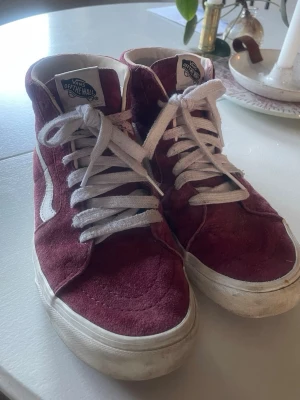 Röda vans  - Röda vans. Så himla bekväma och sköna att gå i. Använda lite, smutset går att få bort med vatten och tvätta skosnörena. Köpt ifrån zalando.