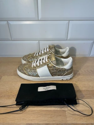 Valentino Flycrew - Flycrews i nyskick, alla nitar kvar | Storlek: 37,5 kan passa 38,5 | Ingår: Dust bag | Vid frågor eller diskussion om pris är det bara att skriva✍🏼| Frakt inom 48h📦
