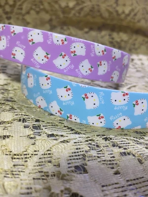 Söta Hello Kitty Diadem  - Fyra  diadem med Hello Kitty-motiv i olika färger: lila, blå, ljusrosa och cerise. Alla har ett gulligt tryck med Hello Kittys ansikte och små rosetter. Perfekta för att piffa till frisyren med en lekfull och färgglad touch.  39kr/2st/bild 