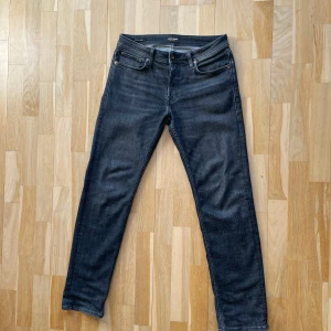 Svarta jeans - Tja, säljer ett par svarta jack and jones jeans. Storlek 31/32. Hör av er vid mer frågor!