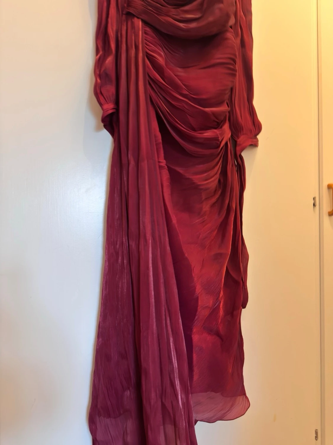 Lång vinröd draperad klänning - 2