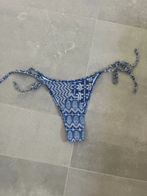 Blå bikiniunderdel med knytband - Blå/vita bikini troser💕