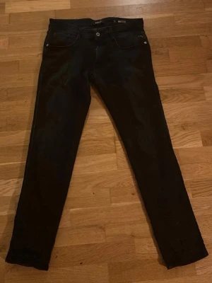 Svarta replay jeans  - Säljer ett par svarta replay jeans med stretch. De är riktig sköna och passar till i princip allting. Bara att skriva om de är någon fundering. ✍️