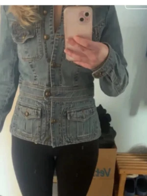 Jeansjacka - Supersnygg figursydd jeansjacka med detaljer i storlek 36, fint skick. Vet inte riktigt märke