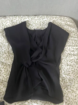 Svart omlottopp med knyt - Svart omlott topp från Zara. Storlek S