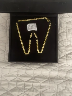 18K Guldhalsband Karat Jewelry - Snyggt guldfärgat halsband från Karat Jewelry med 18K stämpling rostfritt stål