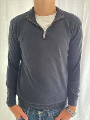 Quarter Zip - Tjena! Quarter zip | märke only sons | storlek S | skick 9/10 | modell 185cm 76kg | denna passar perfekt till ett par jeans i min profil👖hör av dig vid mer frågor eller funderingar😁 //Gradioso