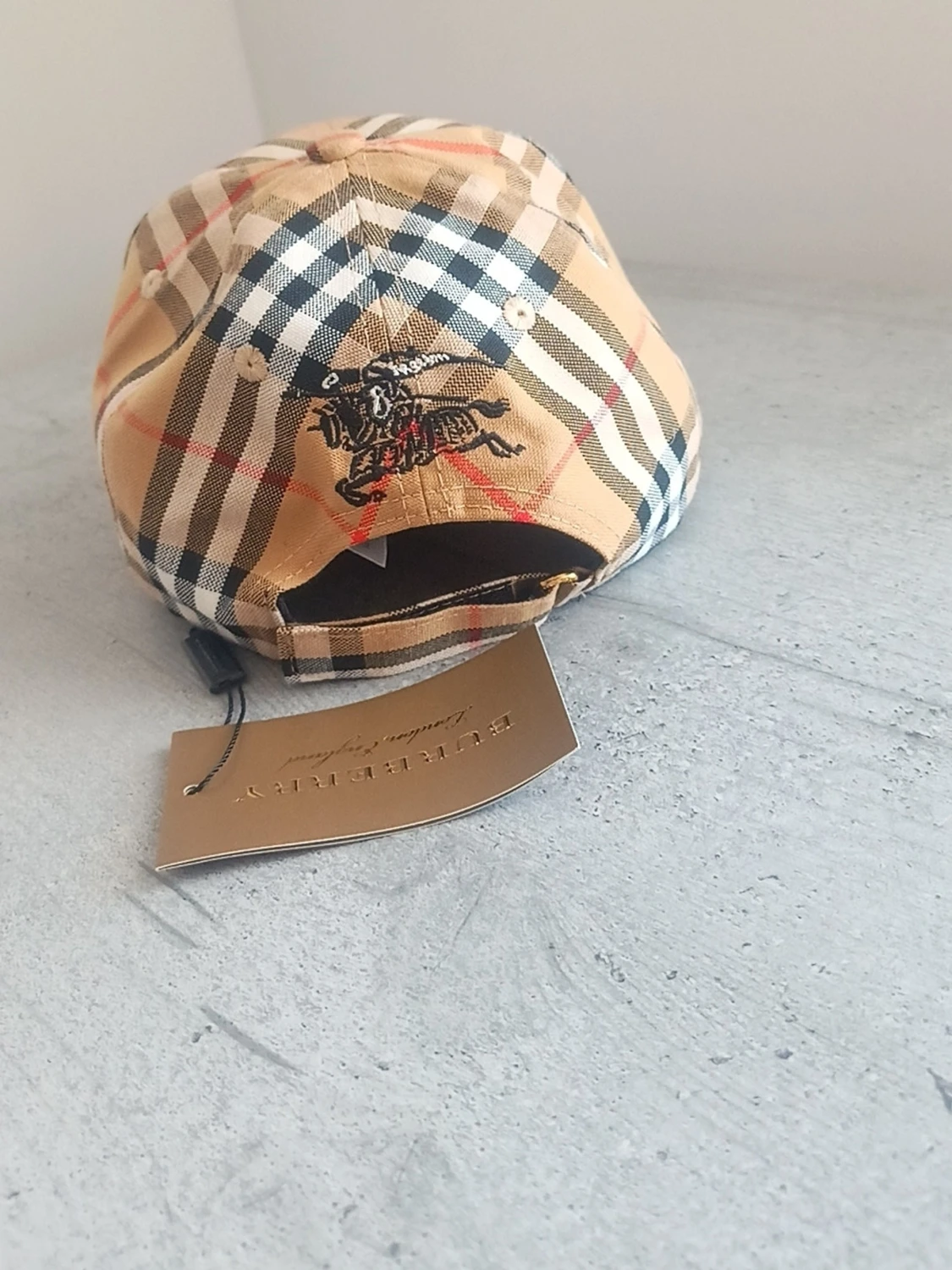 Burberry beige keps perfekt för sommaren  - 1
