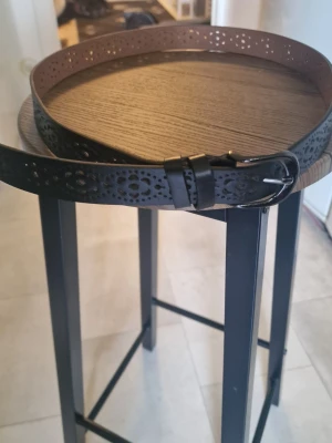 Skärp svart - Bälte 110 cm långt. 2,8 cm brett. PU läder.