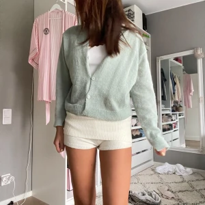 Grön kofta Zara - Så snygg ljusgrön stickad kofta från Zara med knappar wow💕💕(inte mina bilder) 