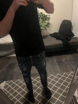Dsquared2 Jeans - Mörkblå jeans, säljs då jag försöker göra plats för nytt i garderoben. Storlek 44 skulle säga dessa jeans motsvarar 28/30. Mått går att lösa!