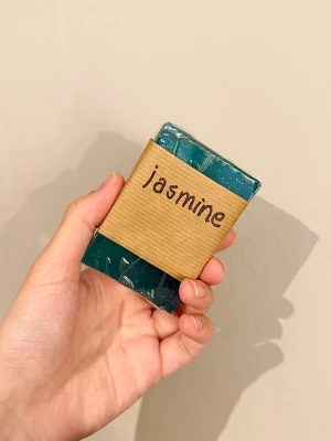 Handgjord jasmintvål havsblå - Säljer en handgjord tvål med jasmin-doft. Tvålbas är från Greenum. Passar känslig hy. Perfekt för dig som gillar naturliga och fräscha dofter i badrummet.