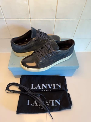 Lanvin sneakers  - Lanvin dbb1 sneakers i fint skick. Storlek uk 6/ eu 40. Sitter större. Box, Dustbag och snören ingår vid köp, bara att hör av sig till oss vid minsta funderingar😁